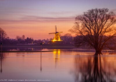 De Bolwerkers molen in Deventer aan de IJssel tijdens de zonsondergang in de winter