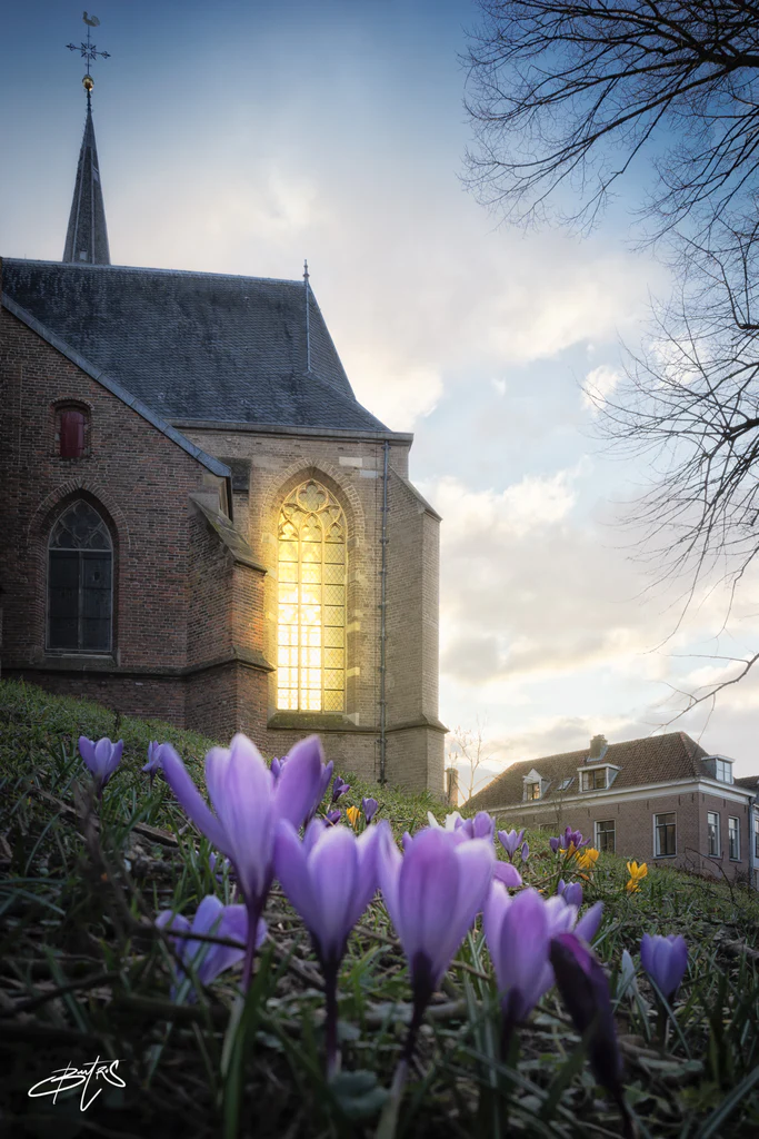 De Bergkerk in Deventer met bloemen genomen met de Ricoh GRIII
