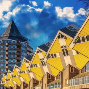 Blaaktoren en Kubuswoningen in Rotterdam tegen dramatische lucht