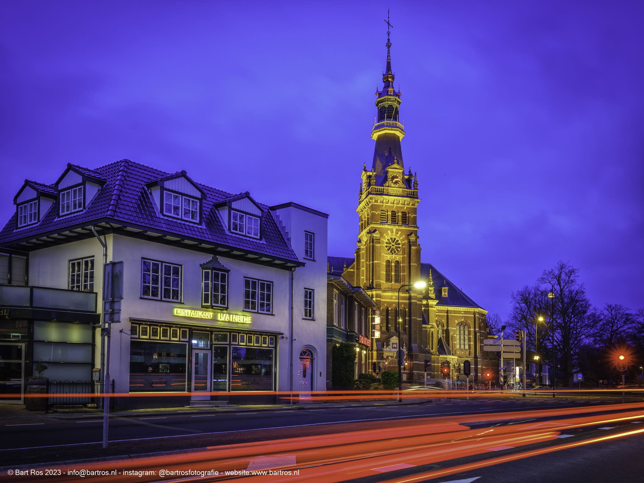 fotografie in Apeldoorn - Verkeer aan de grote kerk in apeldoorn